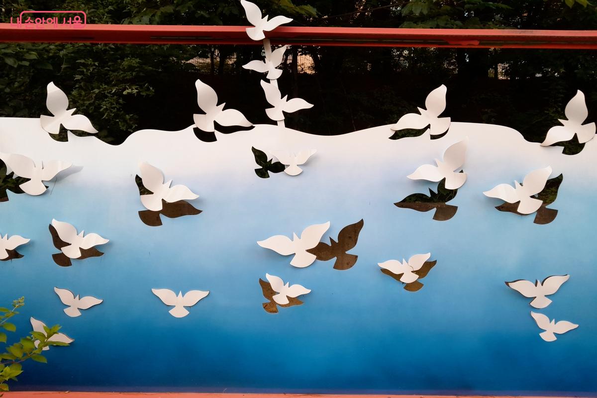 1시간 넘게 걷다 보니 저 새처럼 몸과 마음이 가벼워지는 것 같다. &copy;강성희