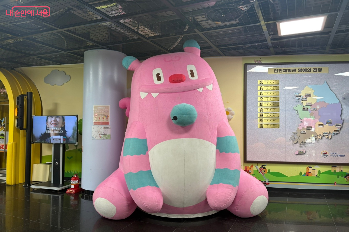 광나루안전체험관 입구에서 서울시 마스코트 해치를 만났다. ©이혜린