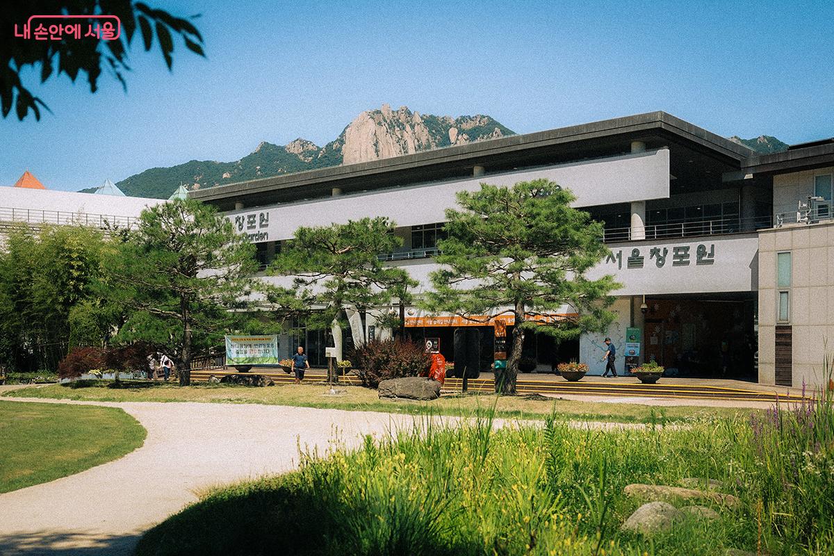 서울창포원 출입구에 있는 방문자 센터 전경. 지하철 1, 7호선 도봉산역 2번 출구에서 쉽게 찾아갈 수 있다. ©김아름