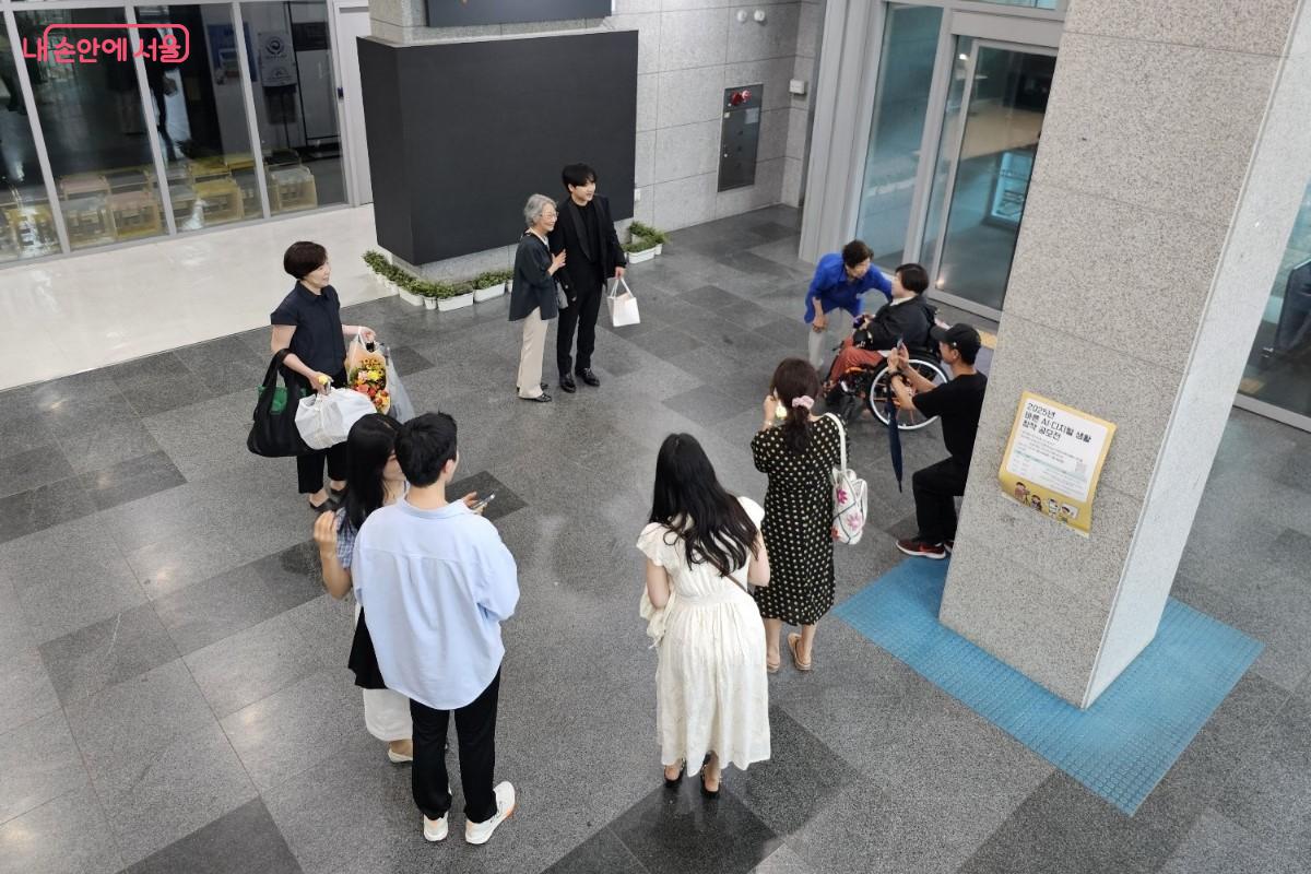 팬들의 요청에 흔쾌히 사진을 찍어 주는 테너 존노와 기뻐하는 시민들 &copy;최정윤