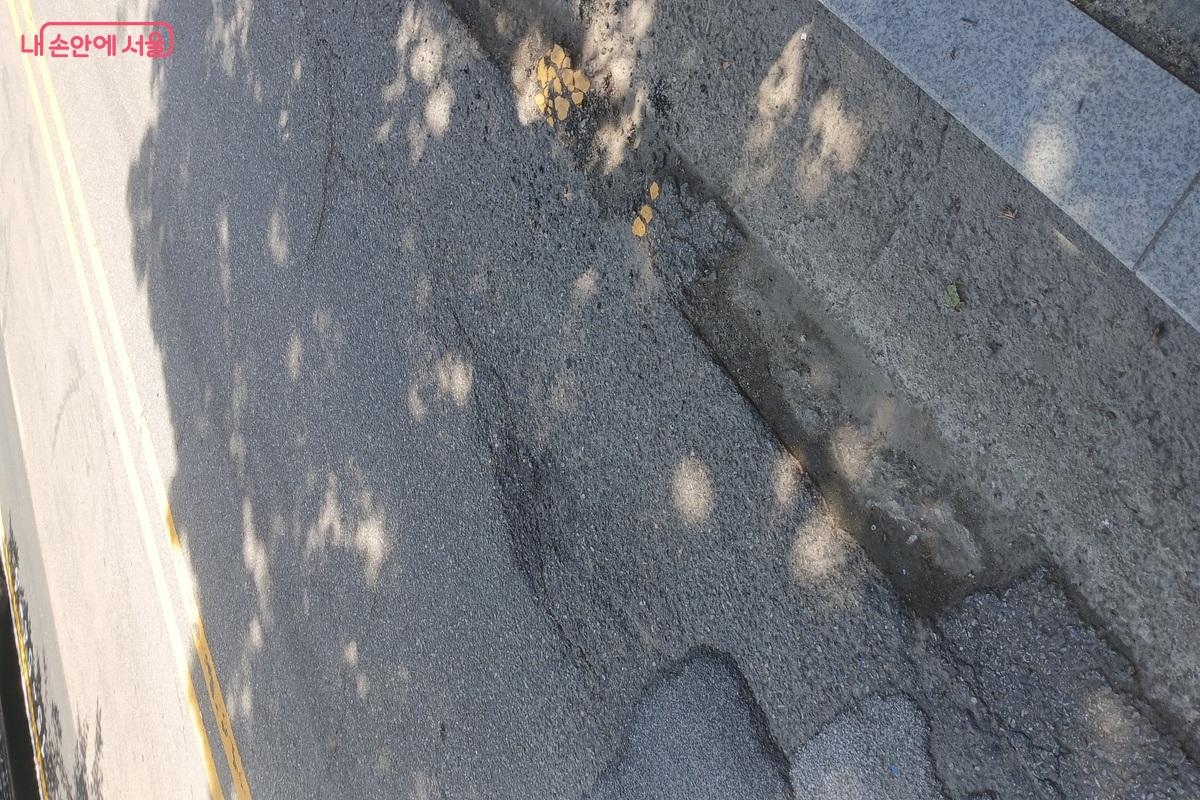 도로가 파여 있어 안전 운전 및 보행자에도 큰 위협을 줄 수 있다. &copy;유지민