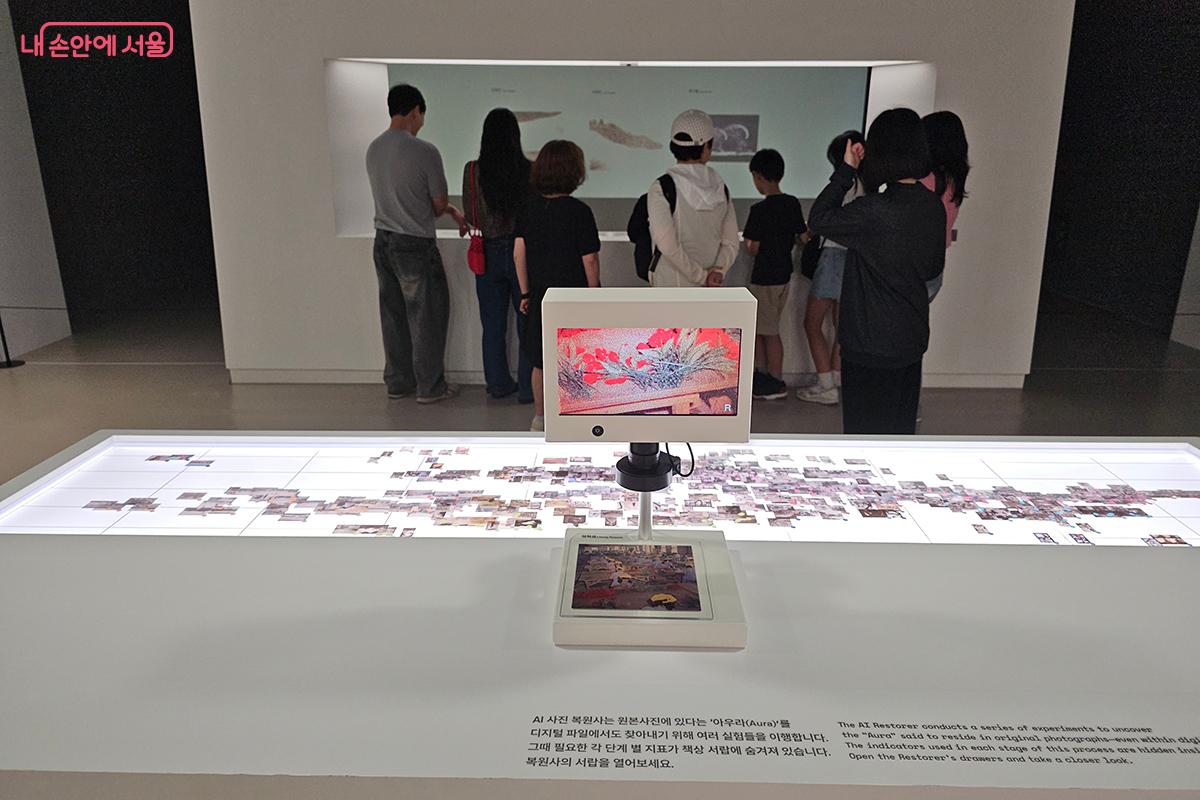 AI사진보정사의 작업 과정을 시연하는 관람객들 &copy;오도연