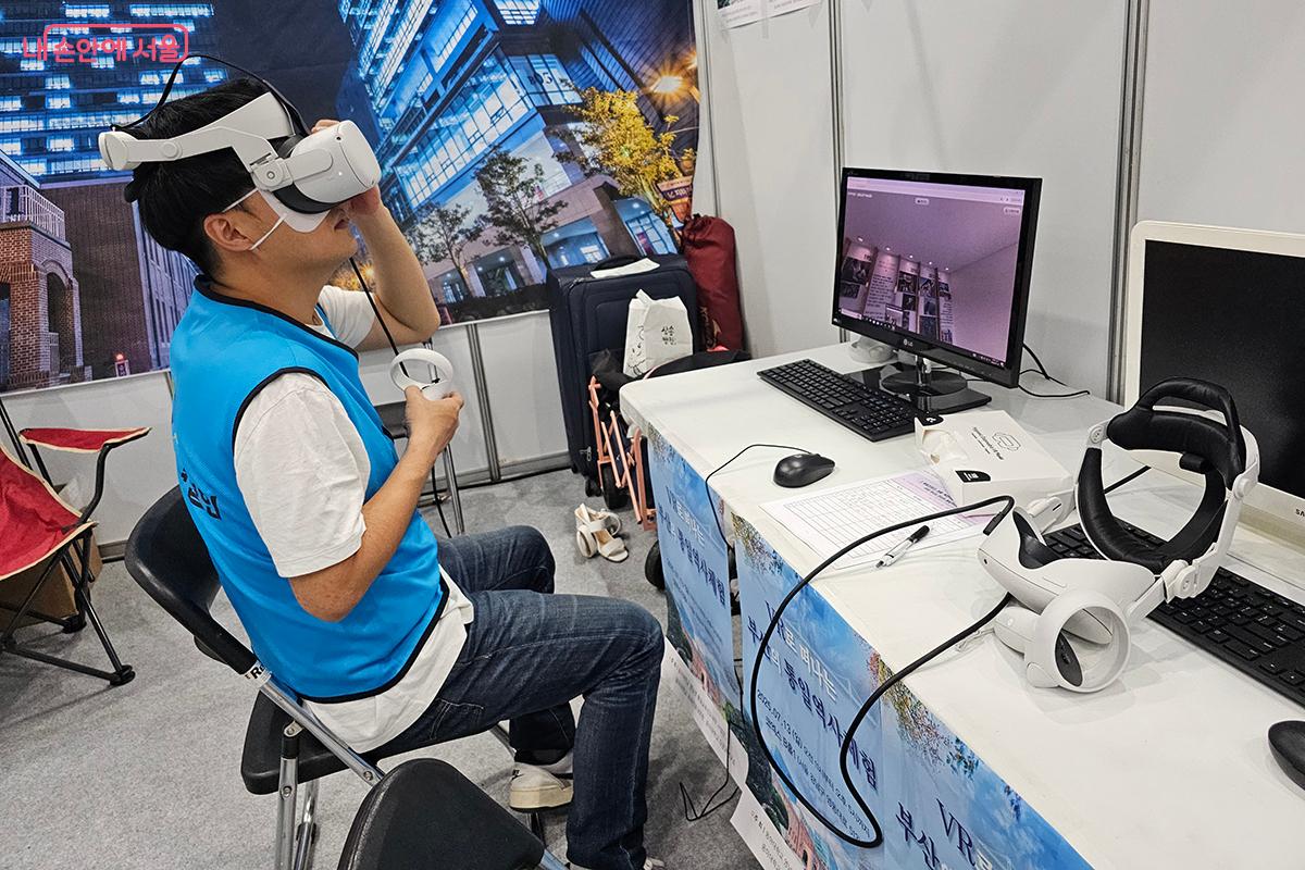 한 참가자가 ‘VR로 떠나는 부산의 통일 역사’ 체험을 하고 있다. ©이혜숙