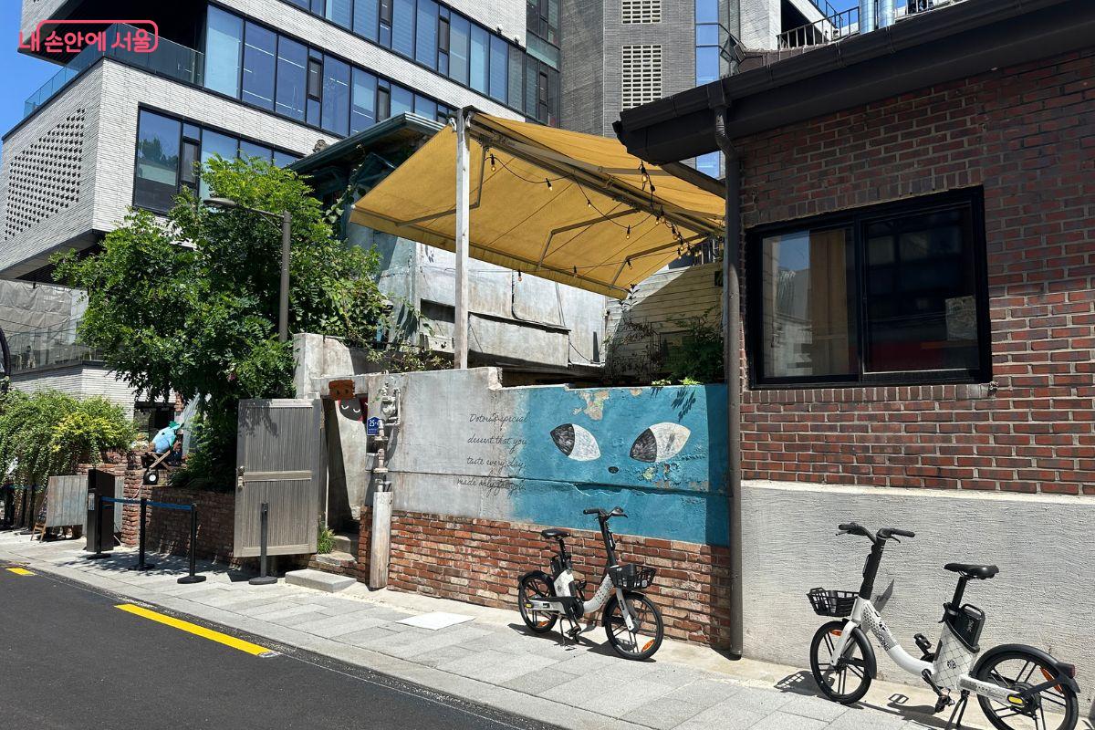 &lsquo;용리단길&rsquo;은 서울의 오래된 길과 젊은 감성이 공존하는 곳이다. &copy;김재형