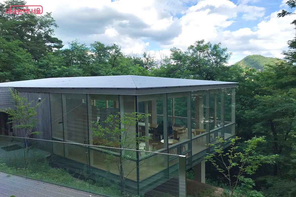 인왕산 등산로에 위치한 인왕산 숲속쉼터 ©이정민