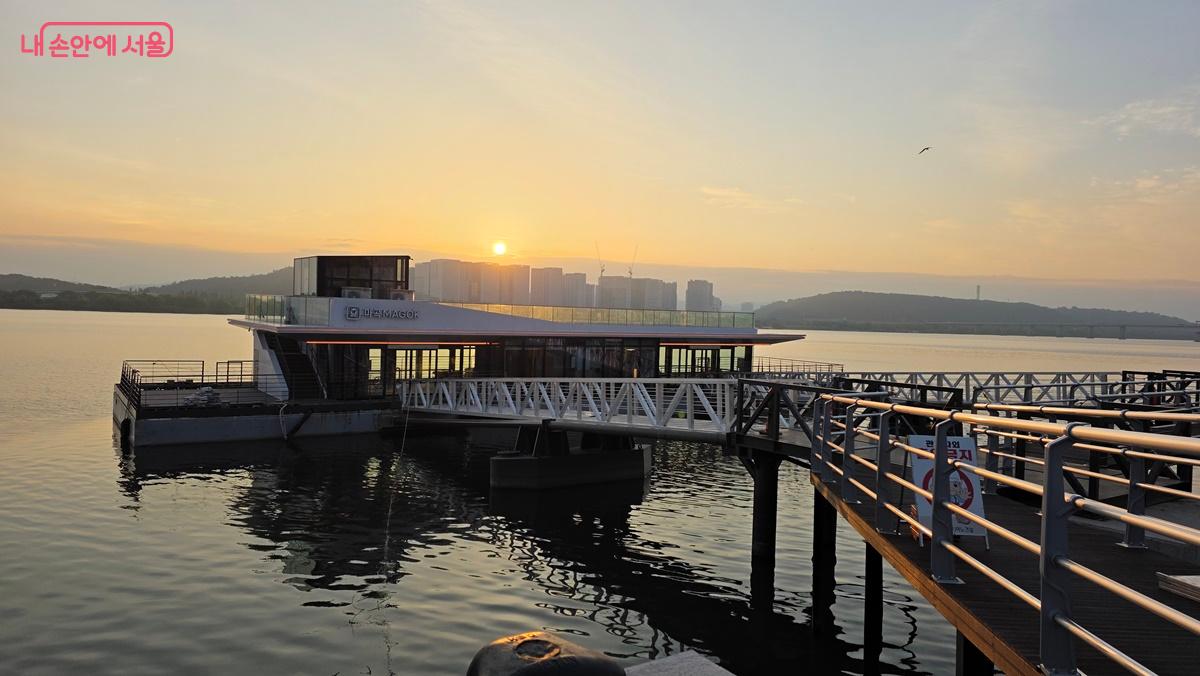 한강버스 마곡선착장의 새벽 풍경 ©최용수