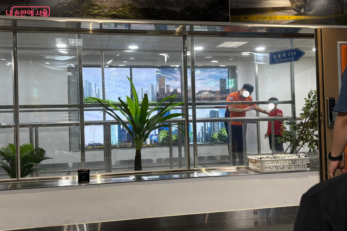 태풍 체험 전 교육을 받고 있는 아이 ©이혜린