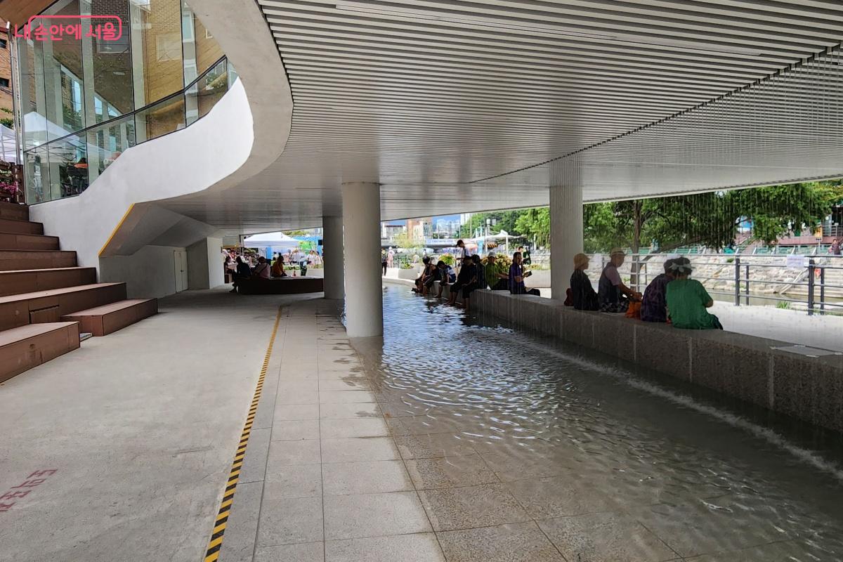 워터스크린(분수)의 시원한 물줄기가 천정에서 떨어진다. ©김미선