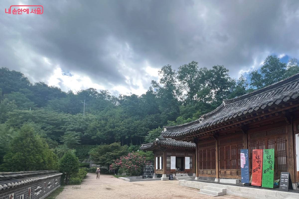 청운문학도서관은 한옥으로 이루어져 있어요. 그래서 여름에 가도 내부가 시원한 느낌이었고 책 읽는 공간도 넓어서 좋았어요.