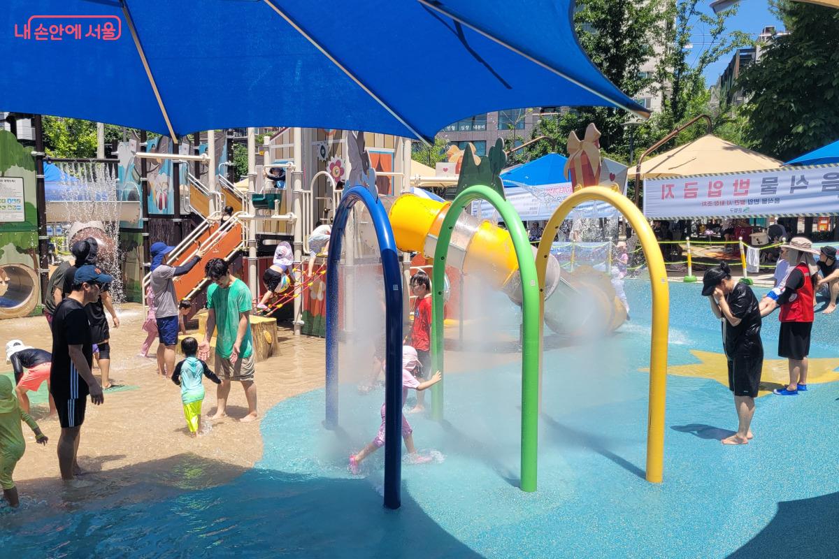 물안개 터널을 지나며 빛에 반사되어 보이는 무지개를 찾는 재미도 쏠쏠하다. ©김민지