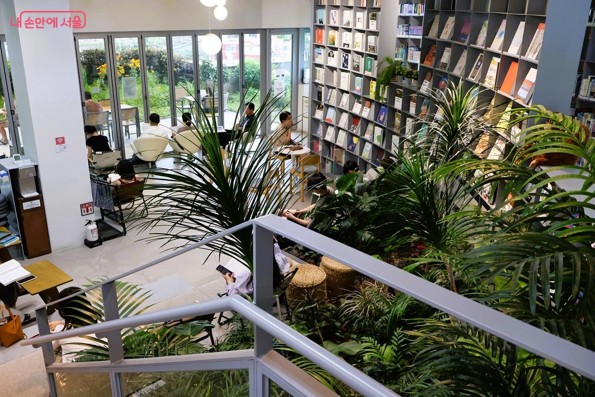 실내 정원과 야외 테라스, 싱그러운 자연을 품은 카페 분위기의 도서관 ©이봉덕
