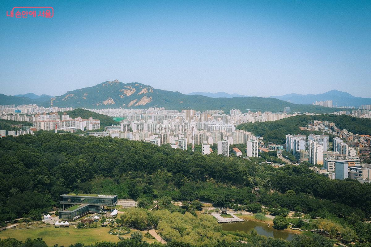 전망대에서 바라본 풍경. 상상톡톡 미술관과 월영지(연못)와 월영대, 애월정(정자) 등이 보인다. 이곳에서 도봉산, 불암산, 수락산 등을 조망할 수 있다. ©김아름