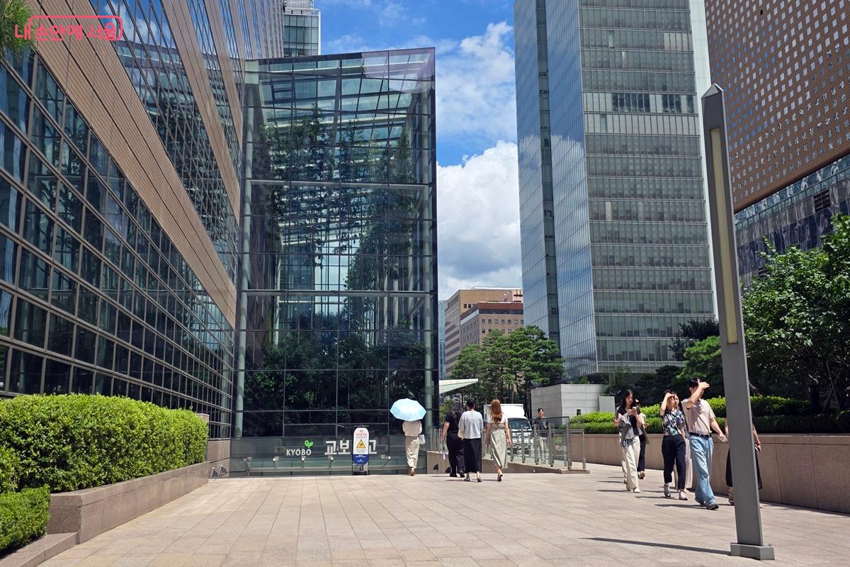 교보문고 광화문점 종로 방면 출입구 ©김윤경