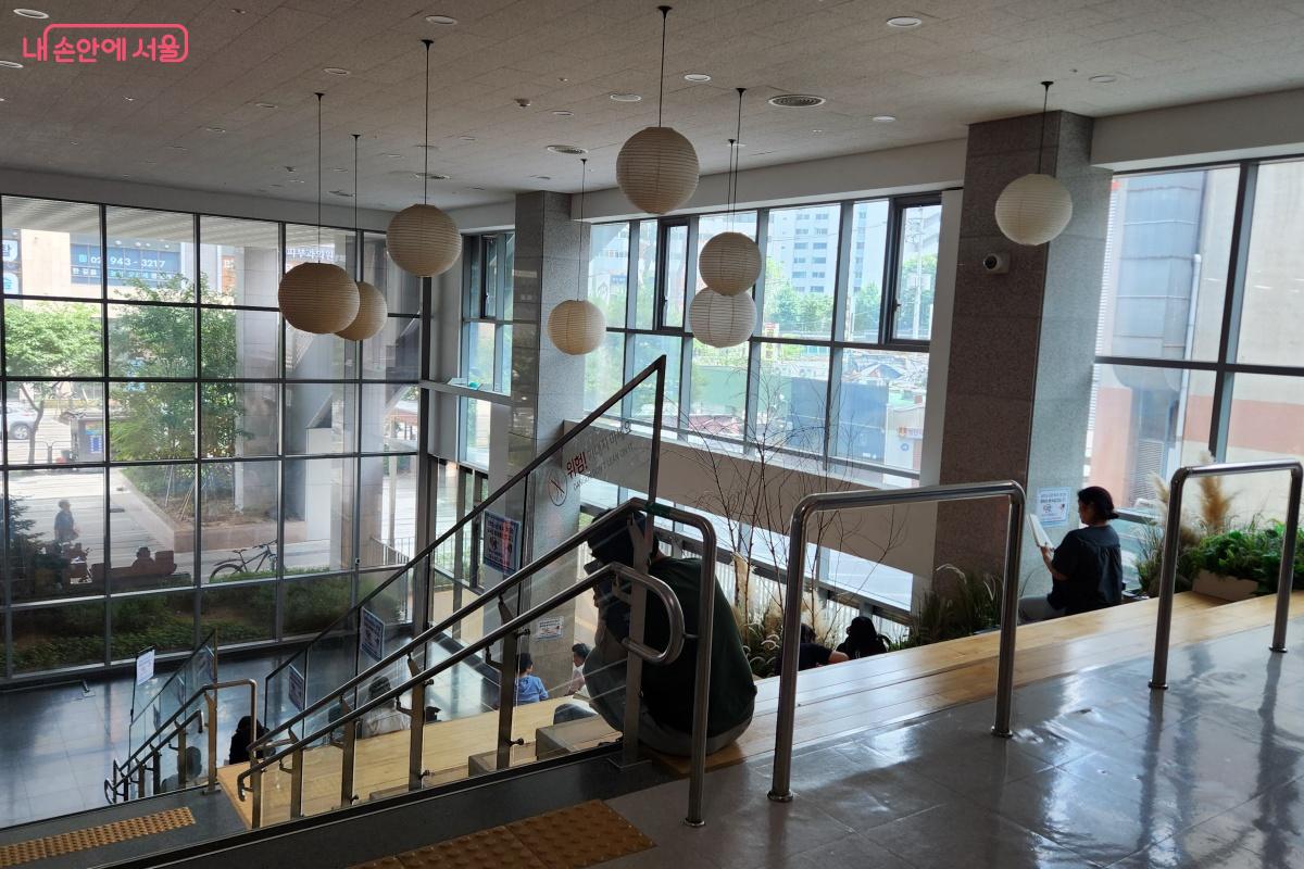 복층구조의 독서 계단에는 많은 주민들이 쉼으로 시간을 보내고 있었다. ©김미선