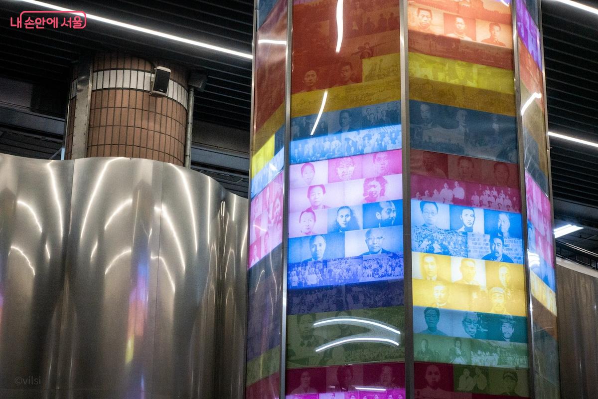 안국역 내부에 설치된 100년 기둥은 100초마다 새로 작동한다. &copy;이진형