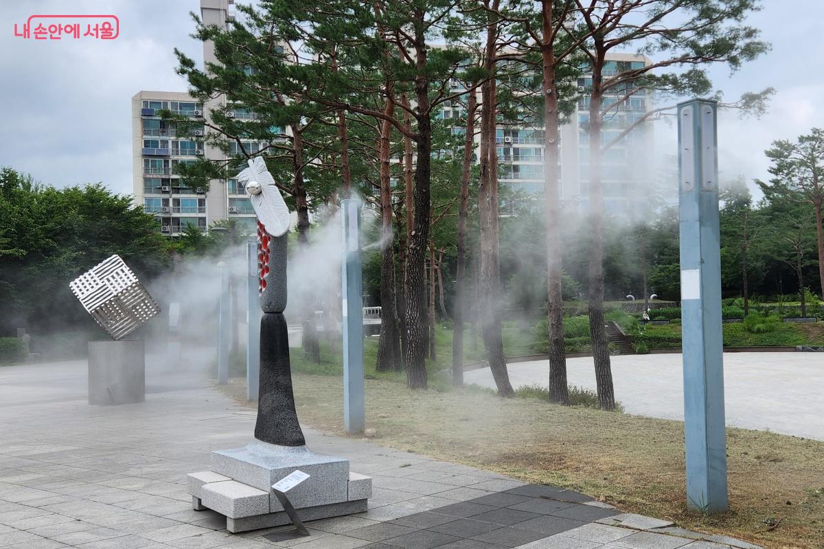 야외 냉방 장치인 쿨링포그 시스템도 경험하며, 작품도 감상한다. ©김미선