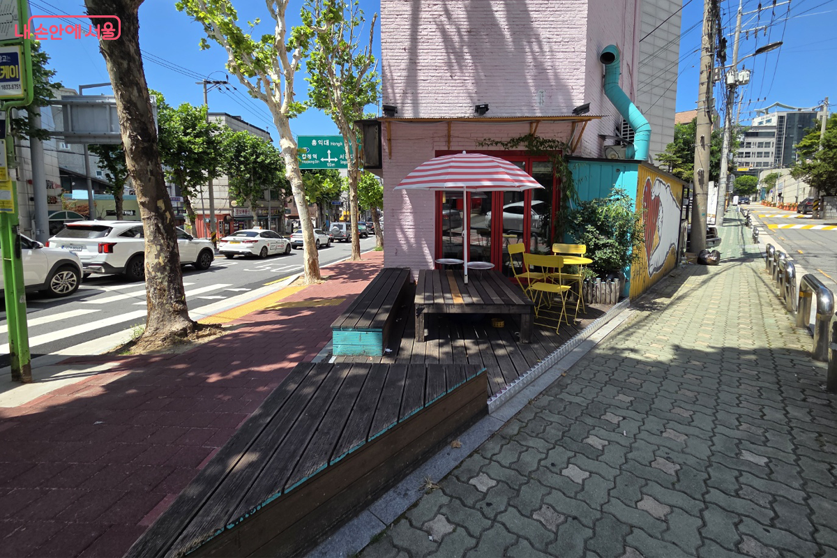 제비다방 외부에 마련된 테라스 공간 ©장미화