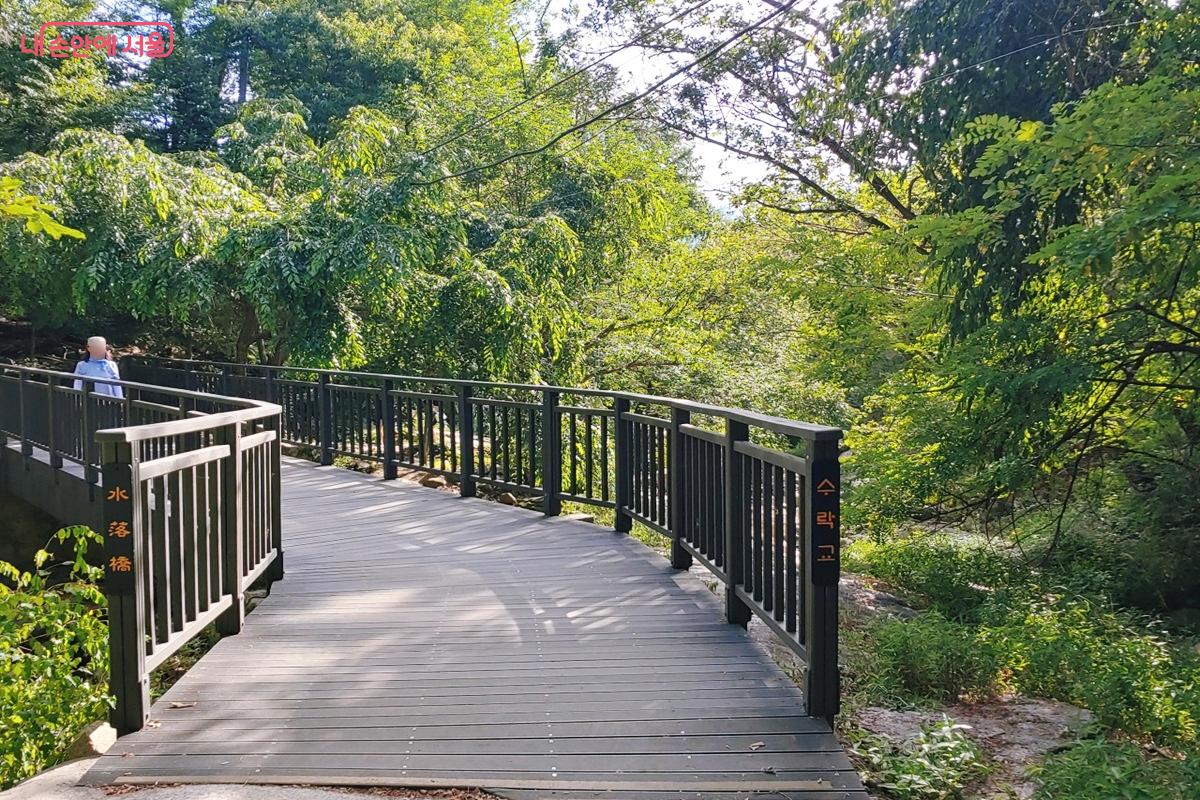 벽운계곡 상류로 이어지는 수락교 ©김병규 