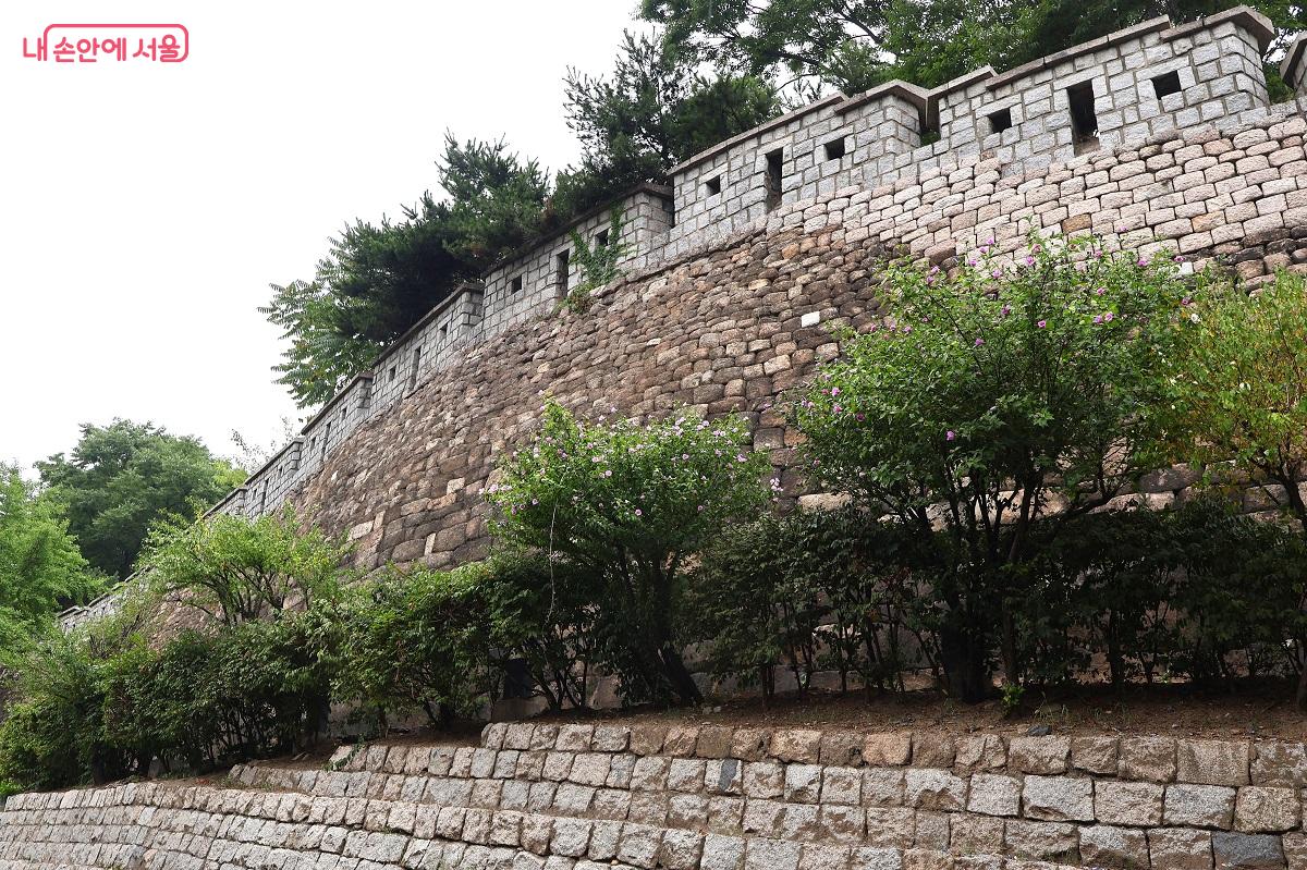 성곽 바깥 길에서는 성곽의 전체 모습을 살펴볼 수 있다. ©이봉덕