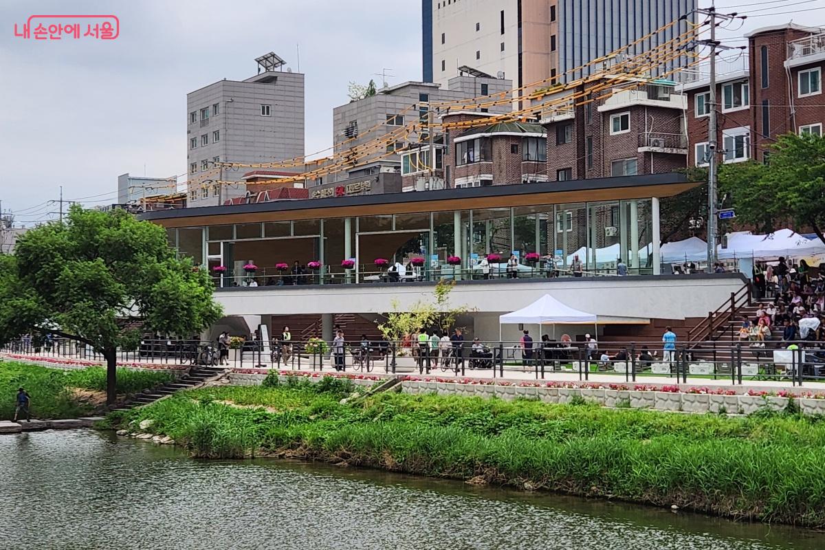 흐르는 강물처럼 곡선으로 만들어진 건물형 테라스 형태였다. ©김미선