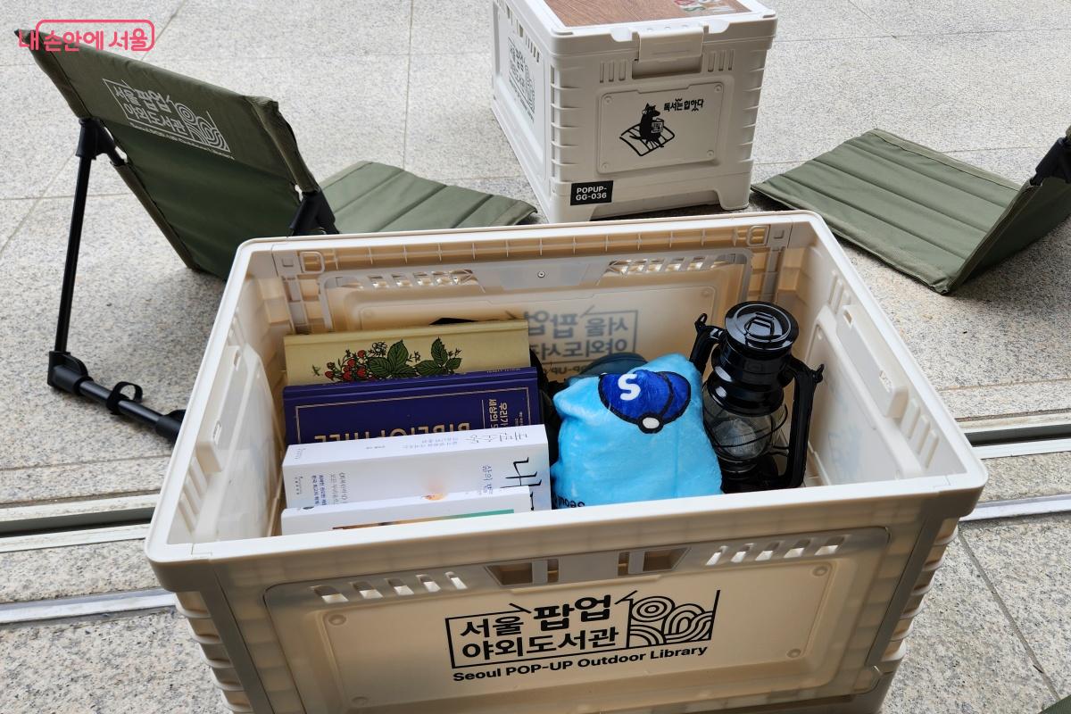 서울시 팝업 야외도서관 박스 안에는 북라이트, 도서 4권 등이 담겨 있었다. ©김미선