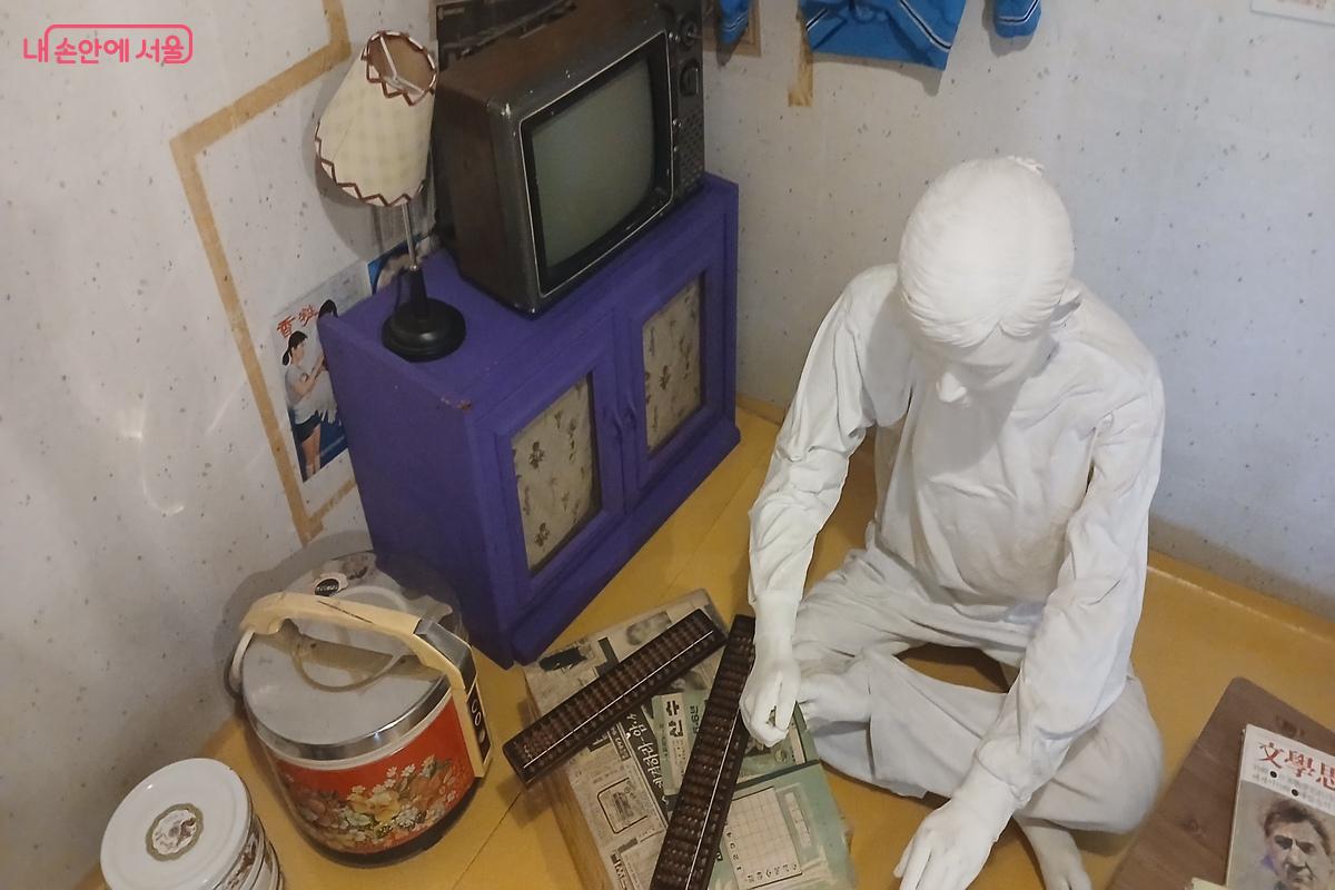 교과서를 두고 공부를 하는 모습을 구현해 놓았다. &copy;유지민