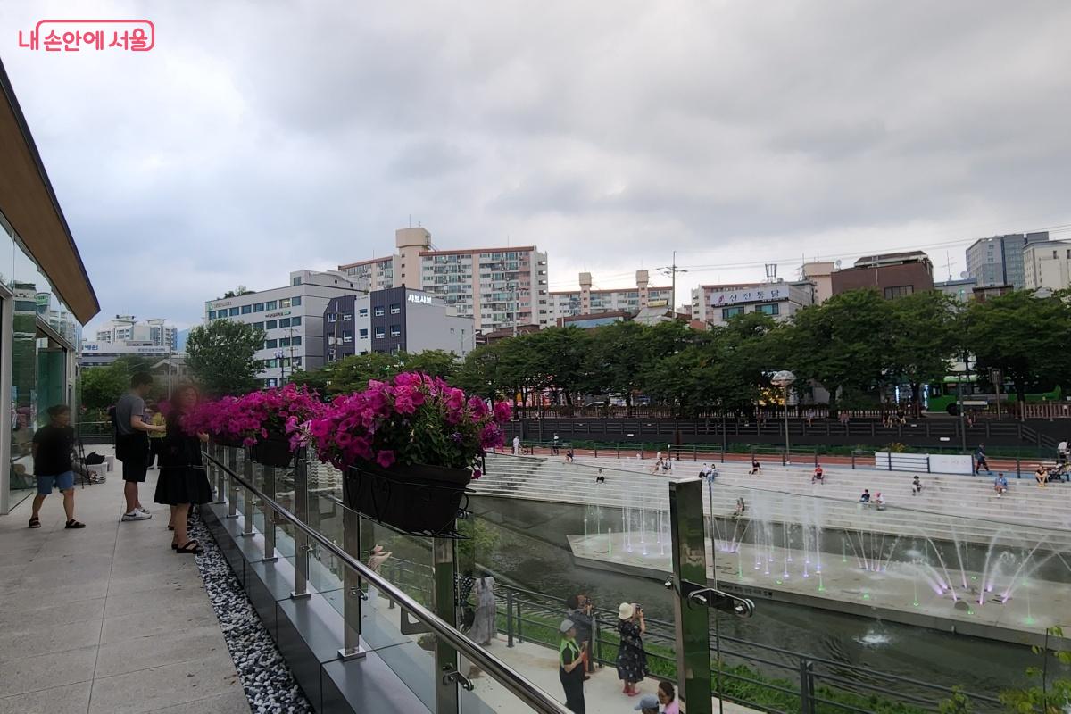 우이천 수변활력거점 공간 테라스에서 음악분수를 바라본다. ©김미선