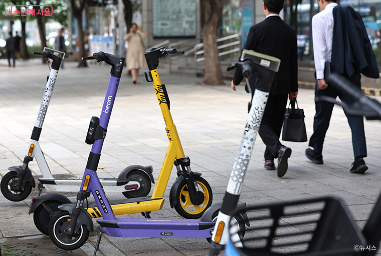 ‘서울스마트불편신고’ 앱에 전동 킥보드 불법 주정차 신고 메뉴가 신설됐다.