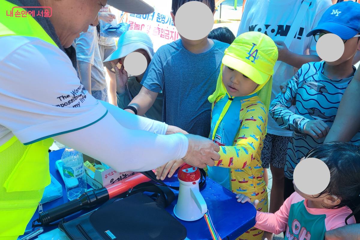 물놀이터에 입장을 하기 위해서는 팔찌를 먼저 받아야 한다. ©김민지