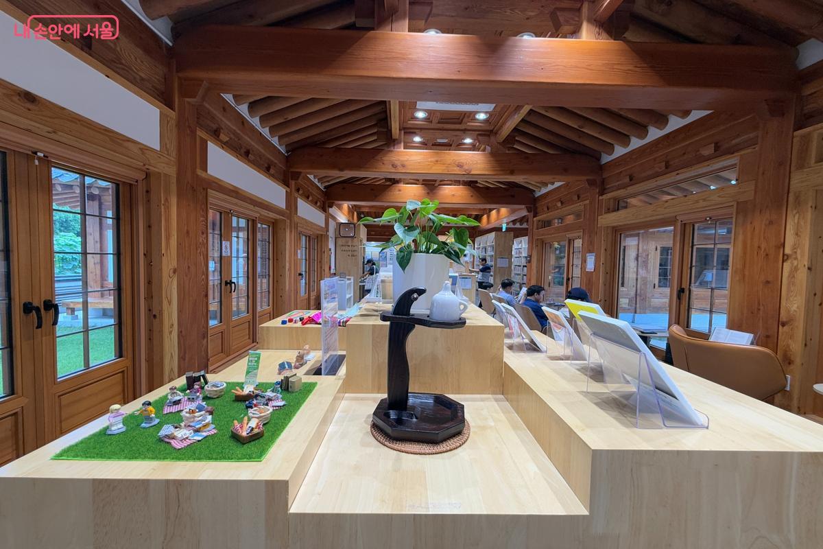 원당마을한옥도서관의 실내 모습 &copy;이미현