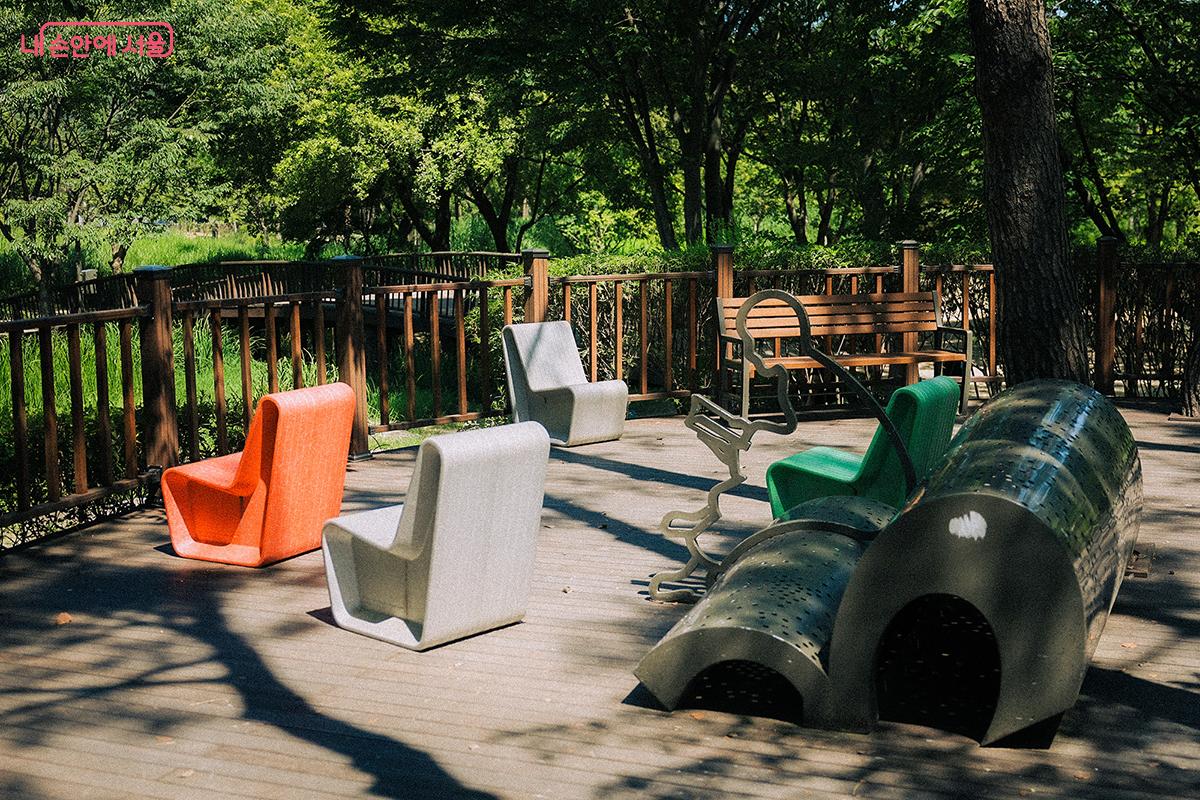 책 읽는 언덕 전경. 책 읽는 사람을 형상화한 조형 벤치와 서울 펀(FUN) 디자인이자 공공 디자인 의자로 개발된 '폼&폼체어(EPP Chair)'가 놓여 있어 쉬어갈 수 있다. ©김아름