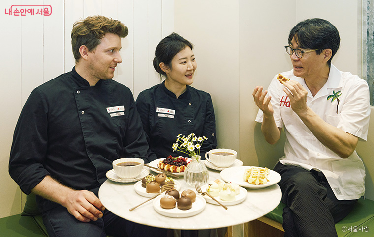 오리지널 리에주 와플에 드립 커피를 곁들이며 담소를 나누는 넬리슨 케빈·임유주 부부 그리고 박찬일 셰프.