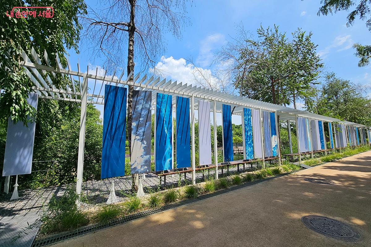 김아연 작가의 작품 <그림자 아카이브>는 선유도공원 남측 산책로에 위치해 있다. ©이혜숙