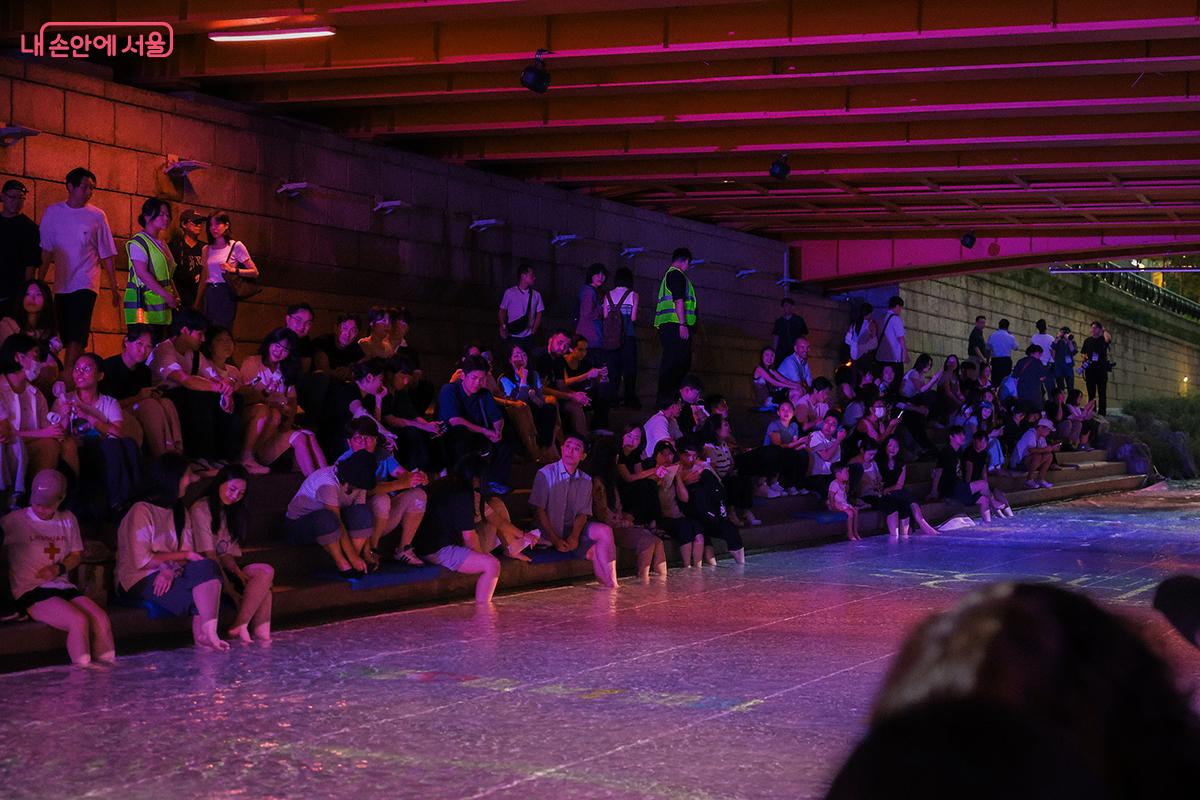 기대감 가득한 표정으로 수면 미디어아트를 기다리는 시민들 ©김아름