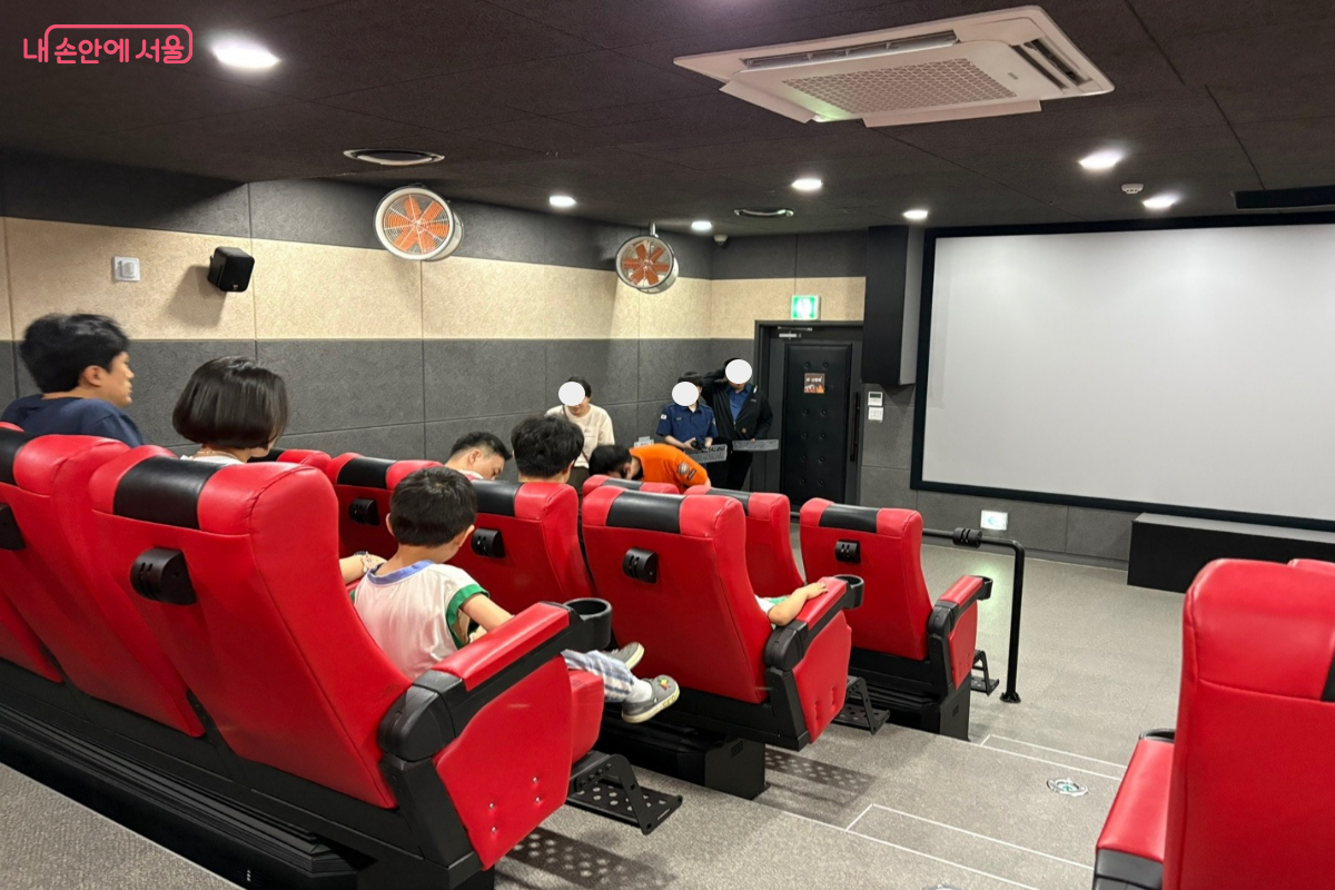 4D 라이더 극장에 앉아 있는 시민들의 모습 ©이혜린
