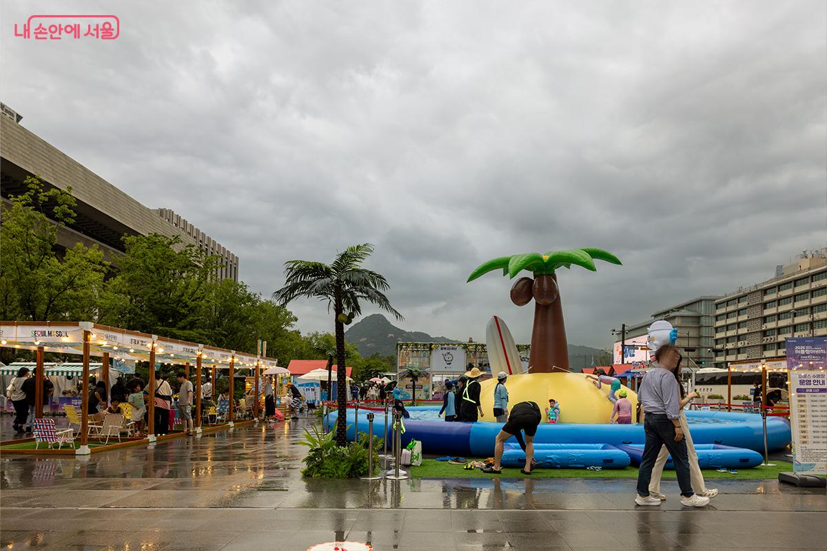 비 오는 광화문광장, 물놀이와 체험이 함께하는 도심 속 여름 ©장신자