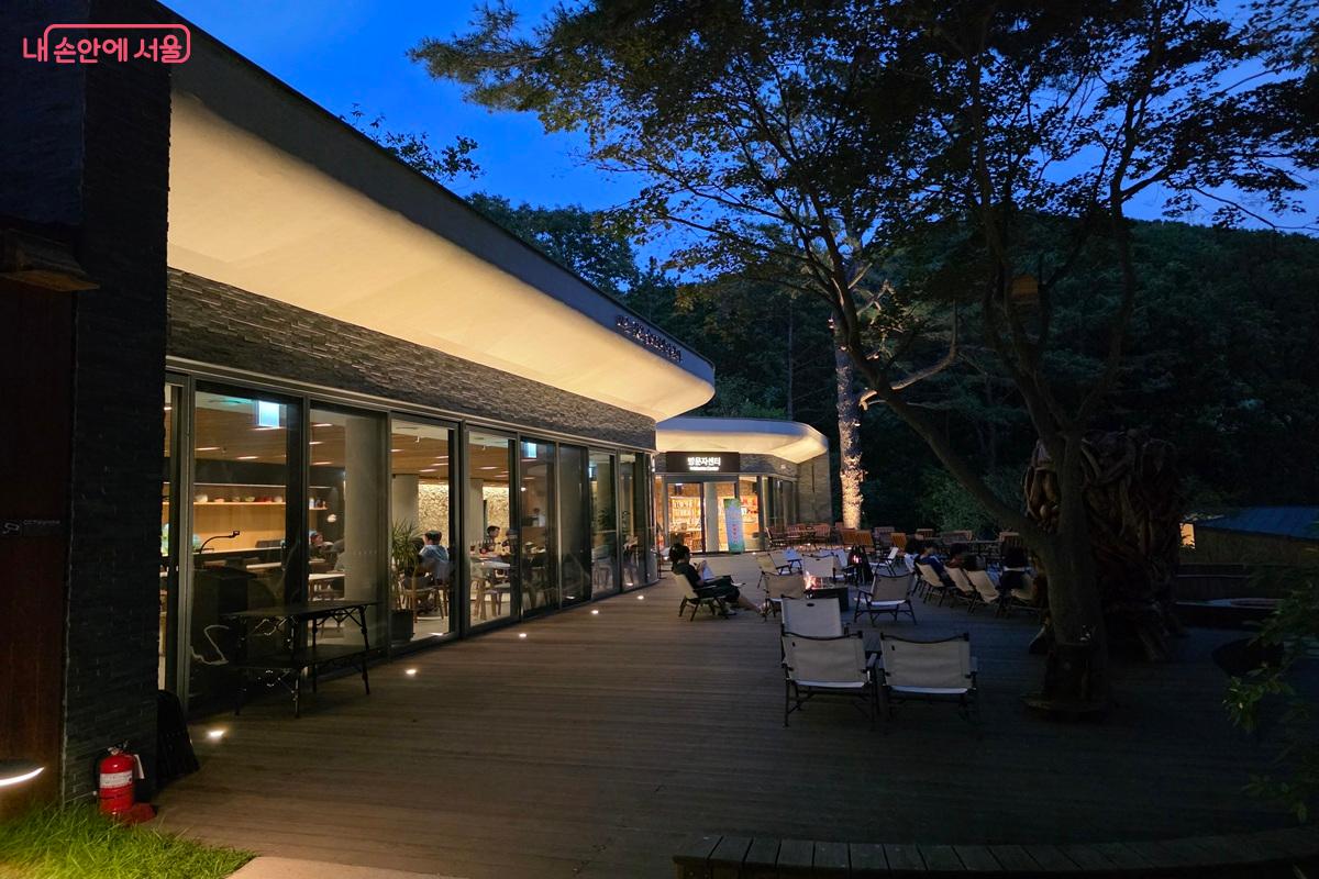 본동 식당 '씨즌 서울 바이 홍신애' 앞 테라스 야경 &copy;구정숙
