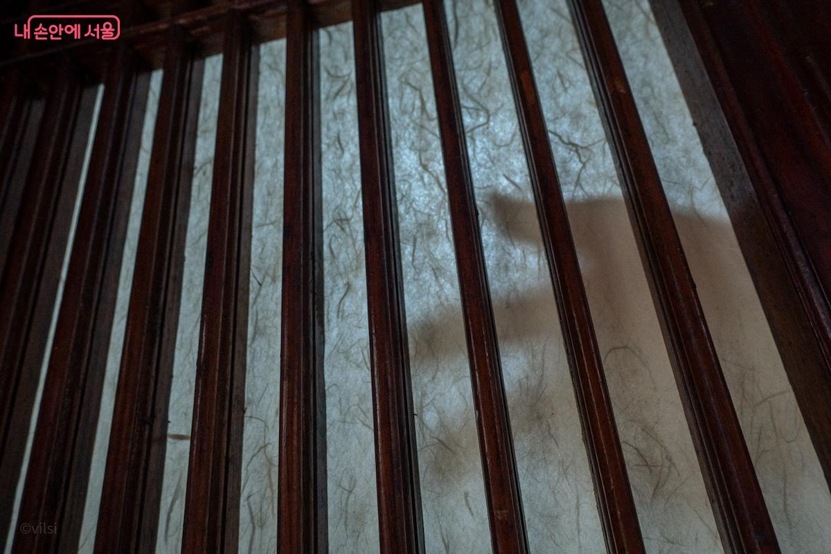 한지가 발라진 창문을 이용한 그림자 놀이 &copy;이진형