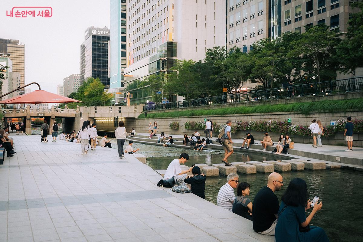 청계천(모전교~광통교~광교 일대)에 발을 담그고 여름을 즐기는 사람들 ©김아름