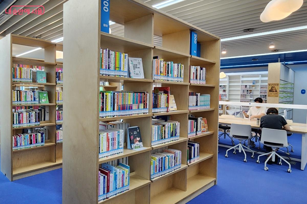 2층 청소년자료실에는 청소년을 위한 맞춤형 도서들이 다양하다. &copy;김미선