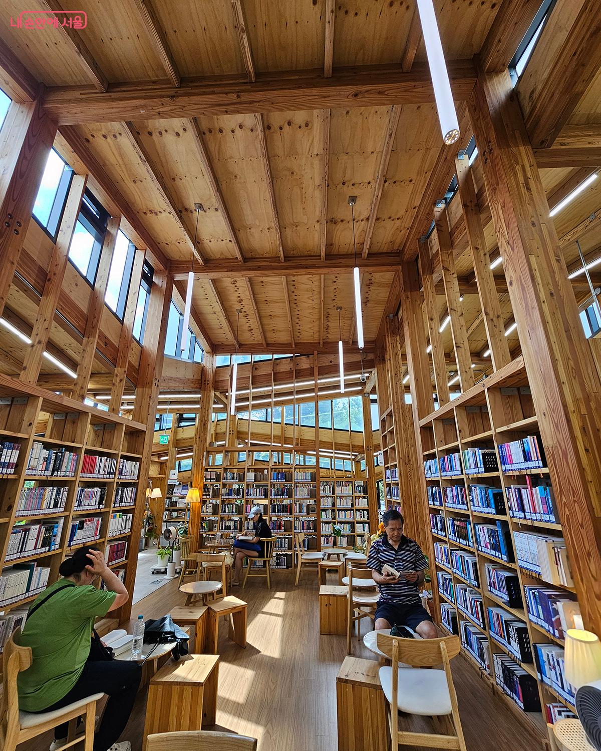 층고가 3층 높이에 달하는 중앙 커뮤니티 공간은 마치 숲속에 들어온 듯한 압도적인 개방감을 선사한다. ©정향선