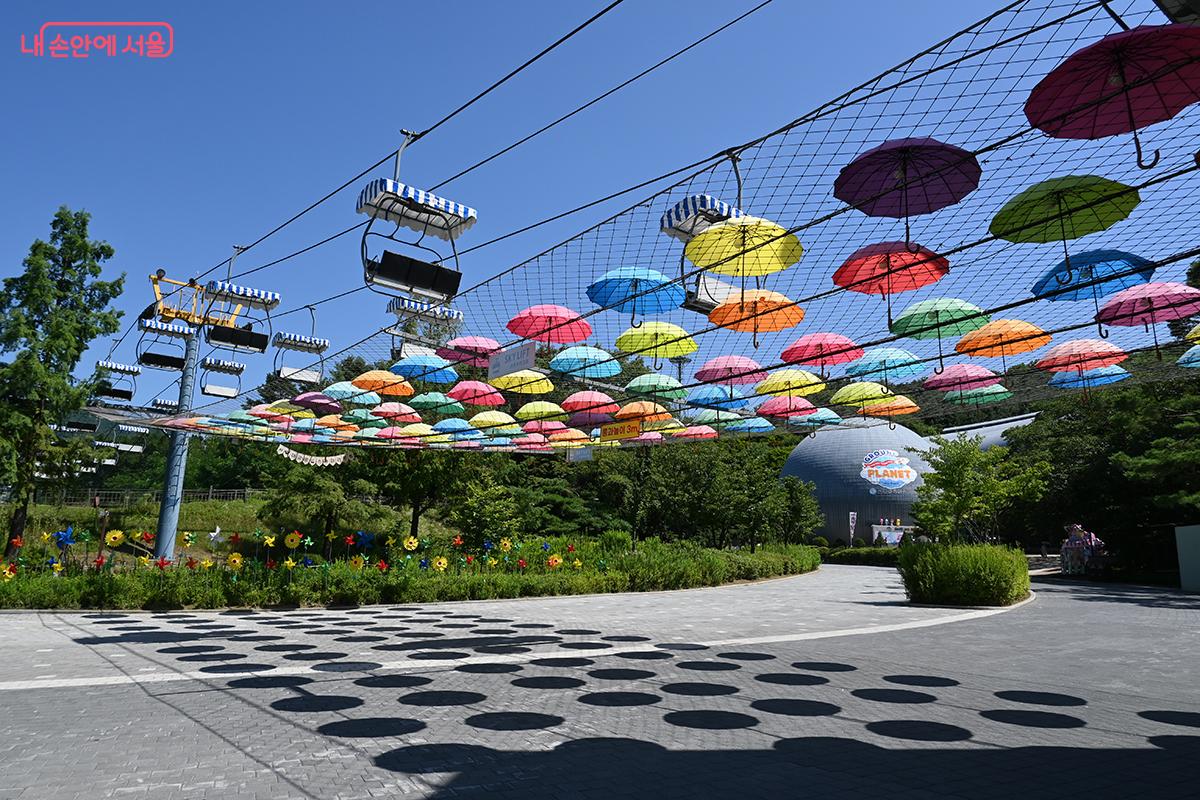서울대공원 풍경을 내려다보며 이동할 수 있는 리프트 &copy;권주경