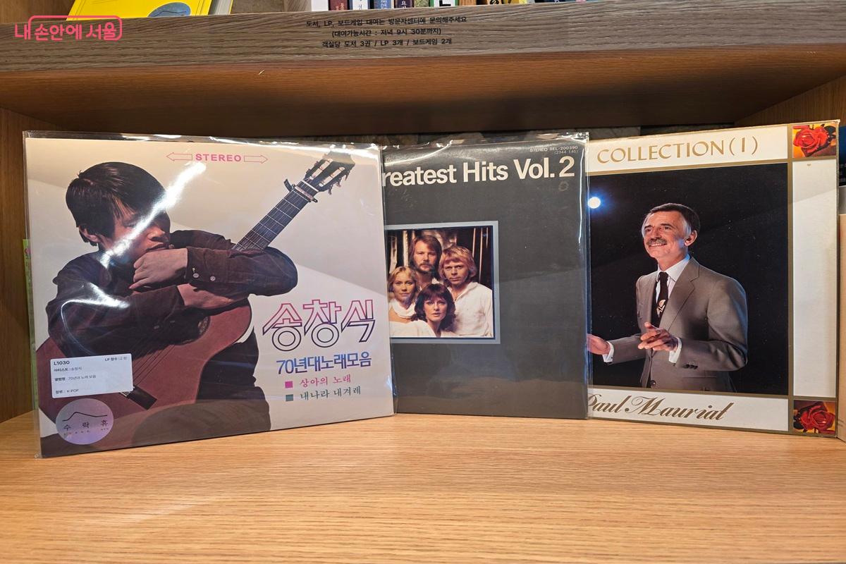 객실당 음반 세 장을 대여할 수 있고, 보드게임은 한 개 대여 가능하다. &copy;구정숙