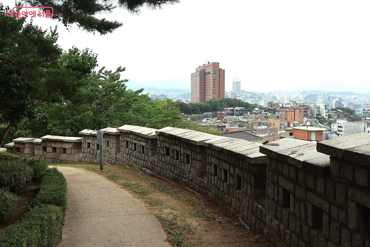 옛 성곽길에서 바라본 다채로운 도시 풍경 ©이봉덕