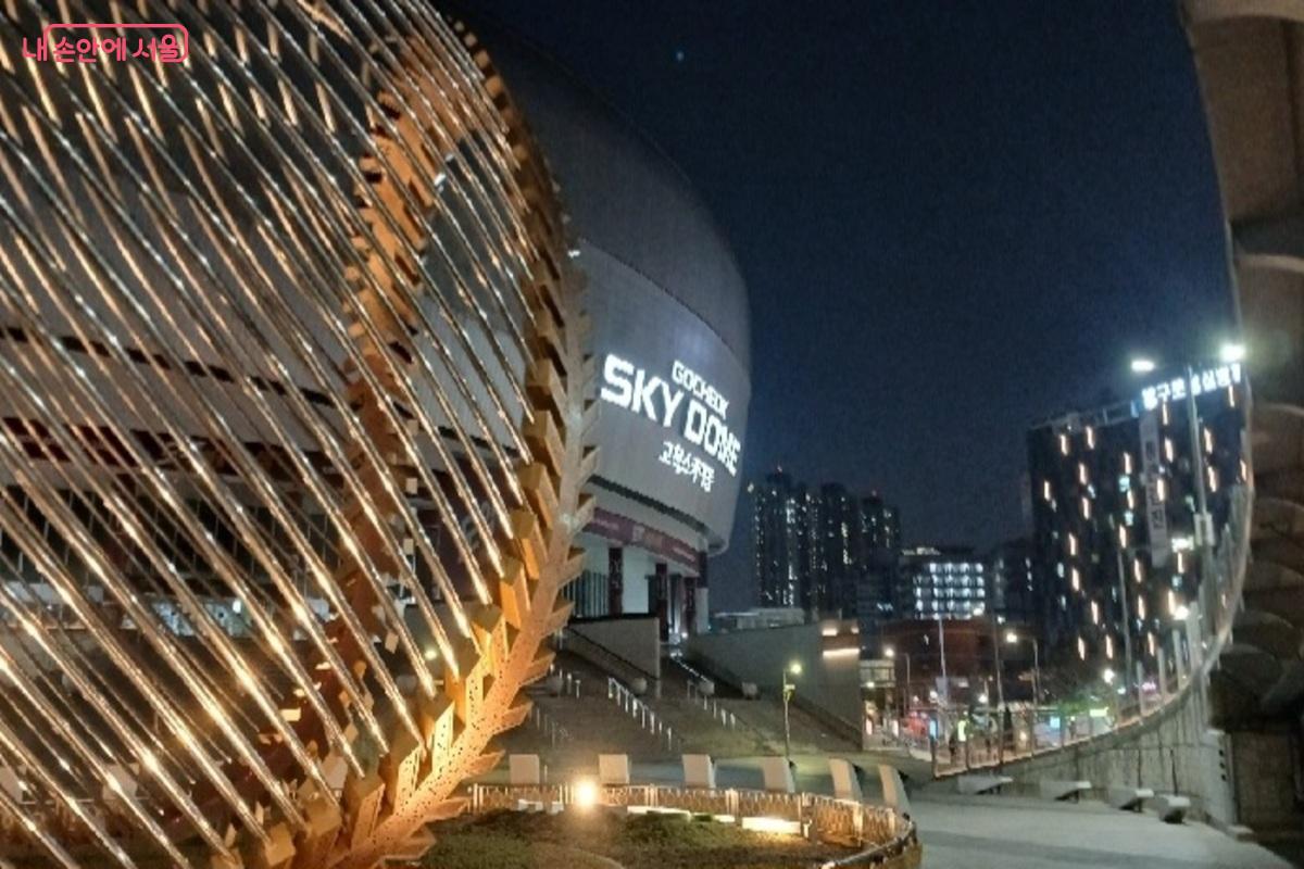 조명이 은은히 비추는 고척스카이돔의 밤 &copy;유지민