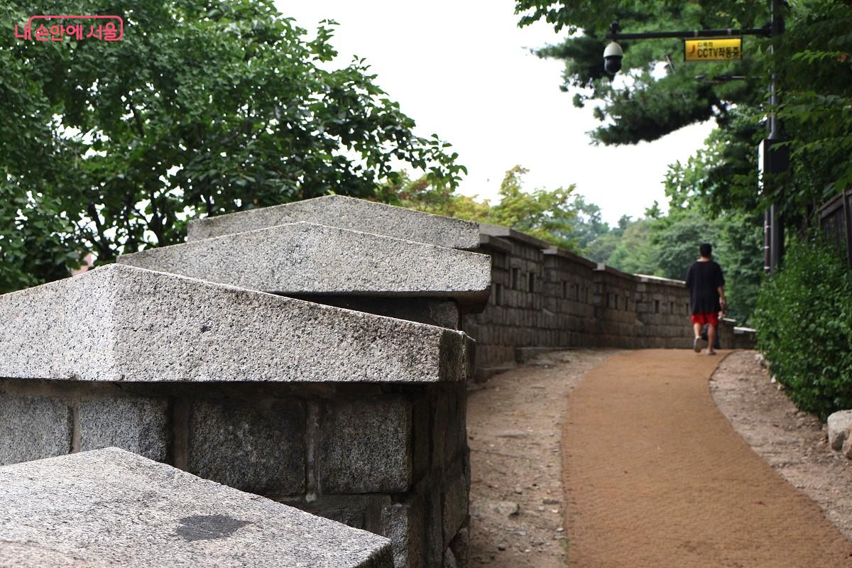 성곽 지붕이 켜켜이 쌓이며 구불구불 올라가는 다산성곽길 산책로 ©이봉덕