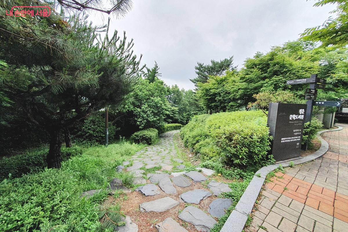 숲과 한옥의 풍경이 어우러진 청운문학도서관 입구 ⓒ박은영