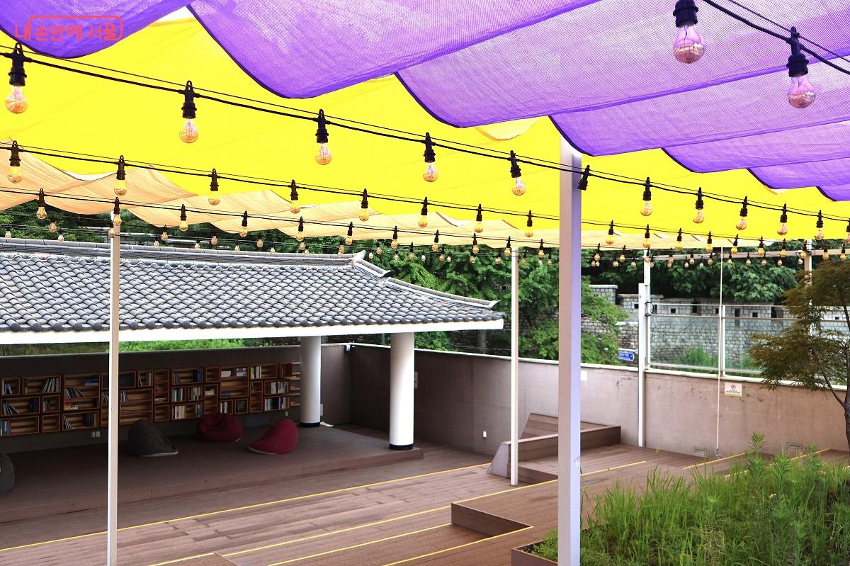 야외 공연이 열릴 때는 무대로 사용하는 야외 한옥 공간 공유서가 ©이봉덕