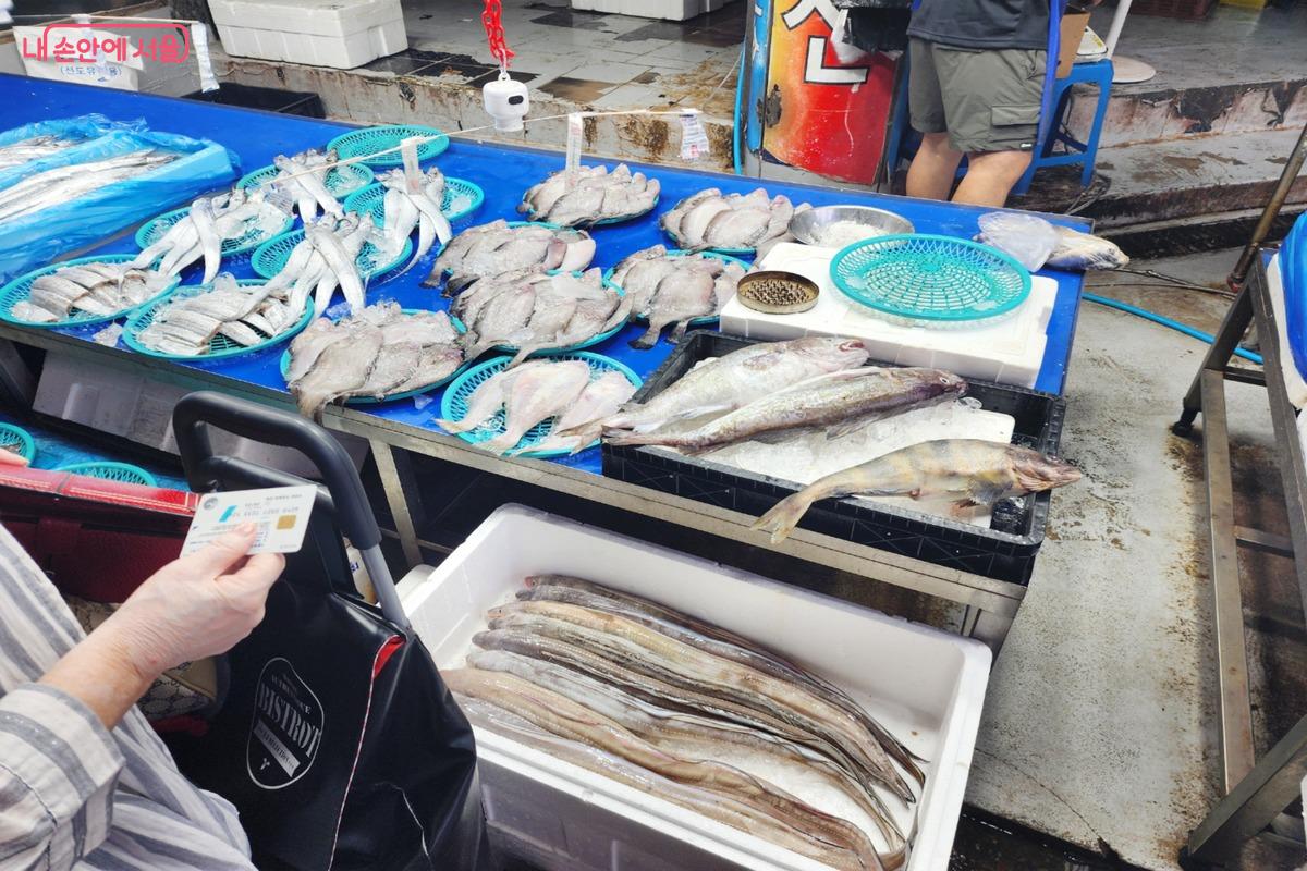 저렴하고 좋은 물건이 많은 전통시장에서 민생회복 소비쿠폰을 사용해 보자. ⓒ김은주