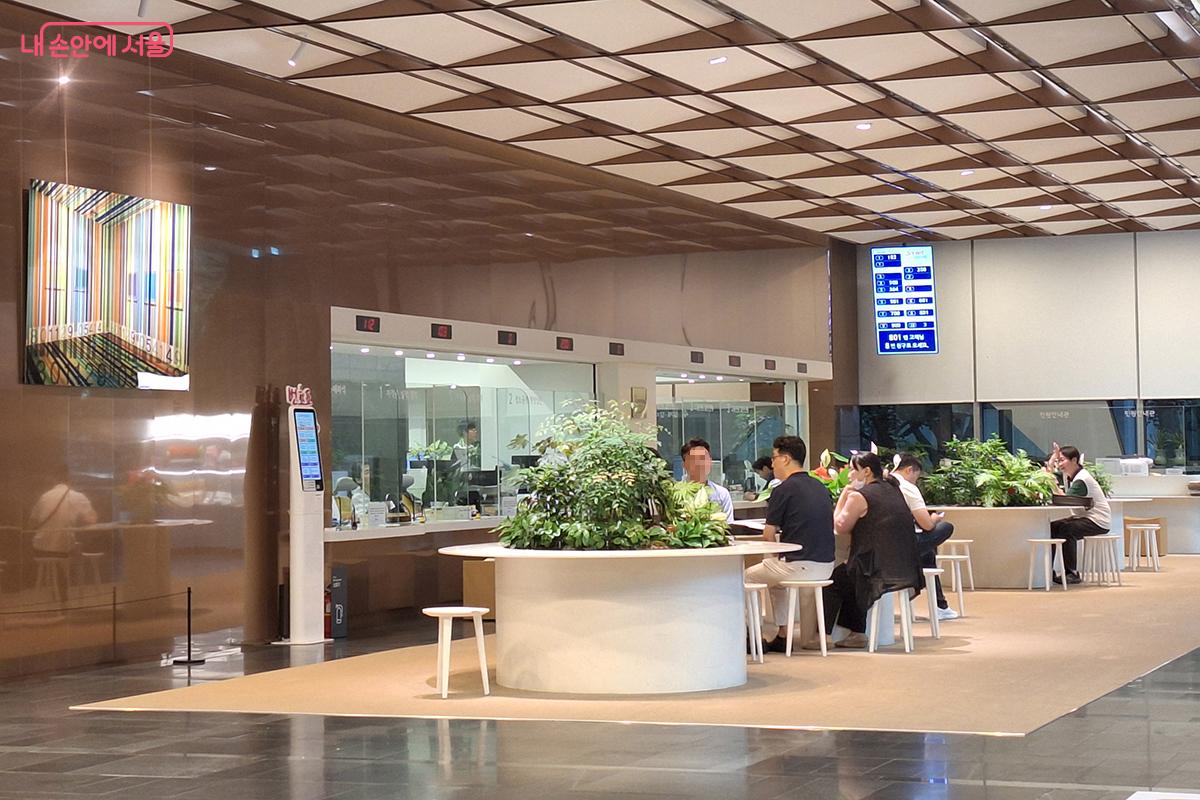 서울시청 1층은 식물과 따스한 빛 사이로 친절한 안내가 이어지는 열린 민원 공간이다. &copy;정향선